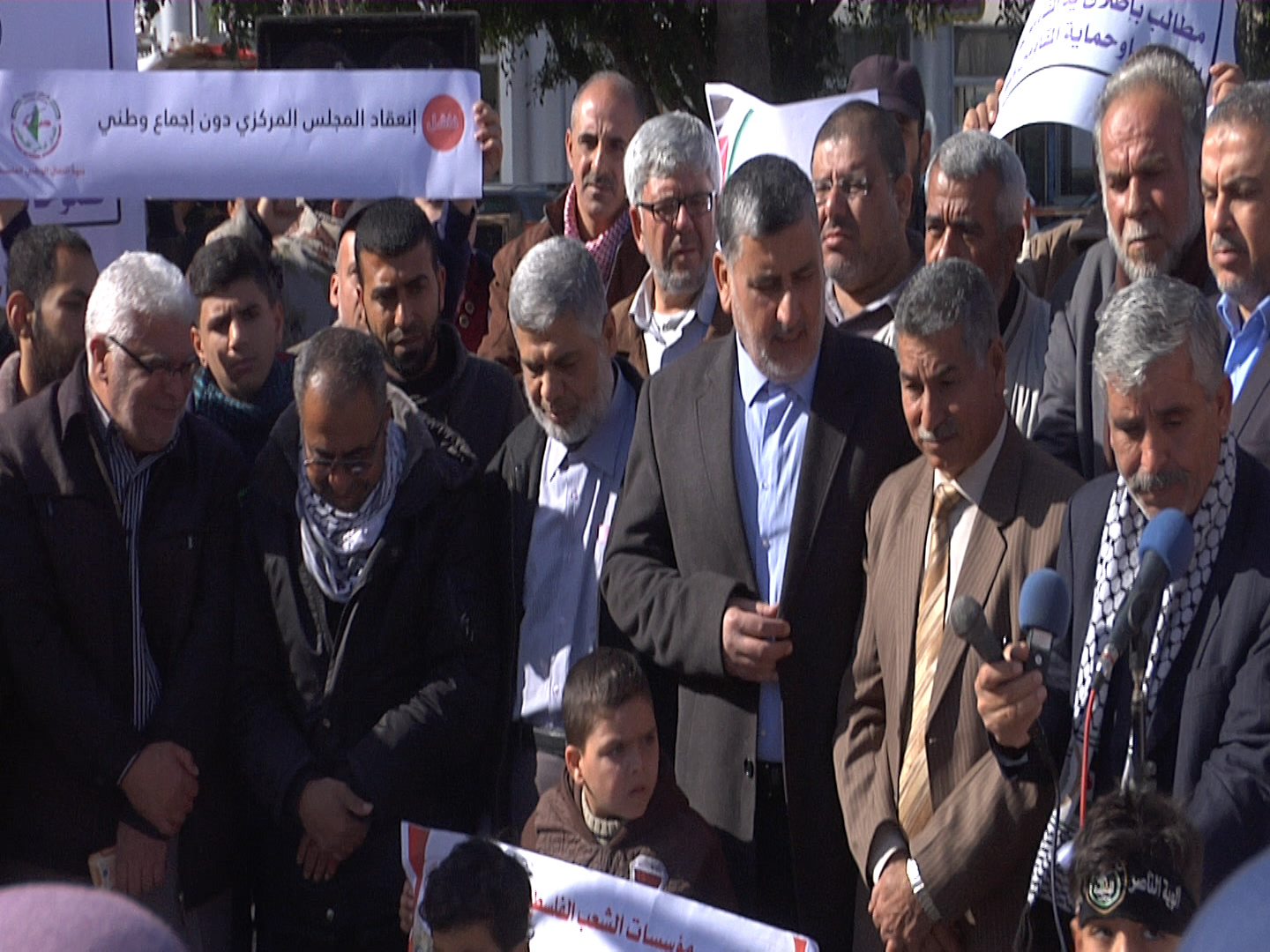 عدد من قادة القوى والفصائل الفلسطينية خلال مشاركتها في الوقفة الاحتجاجية وسط مدينة غزة