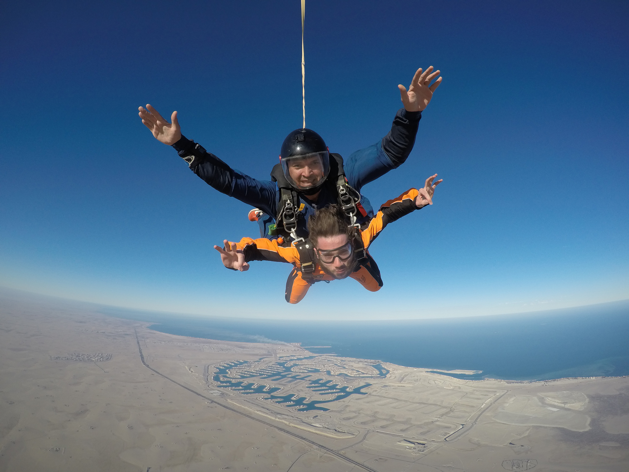 Kuwaiti fans of free skydiving volunteers