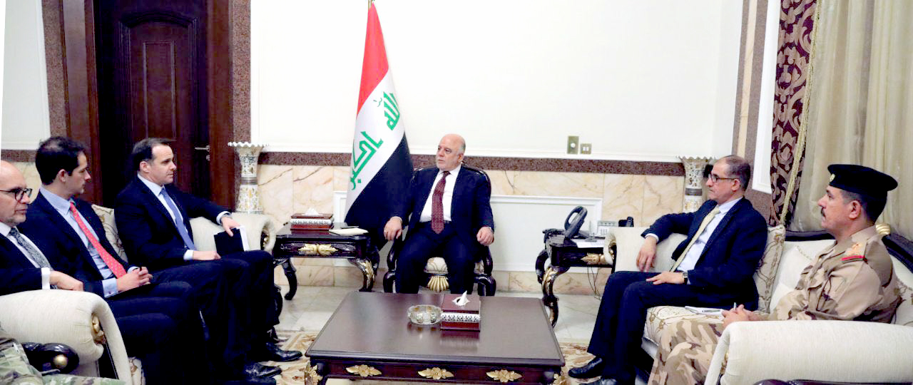 رئيس الوزراء العراقي حيدر العبادي خلال لقائه مبعوث الرئيس الامريكي الخاص للتحالف الدولي لمكافحة ما يسمى تنظيم الدولة الاسلامية (داعش) بريت ماكغورك