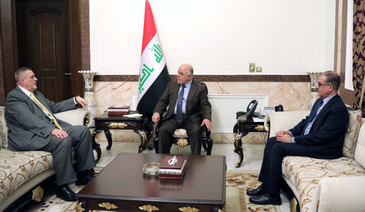 رئيس الوزراء العراقي حيدر العبادي خلال استقبال رئيس بعثة الأمم المتحدة لمساعدة العراق يان كوبيتش
