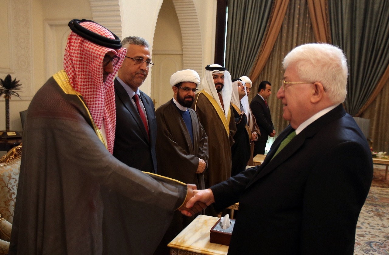 الرئيس العراقي فؤاد معصوم أثناء استقباله وفدا برلمانيا من مملكة البحرين