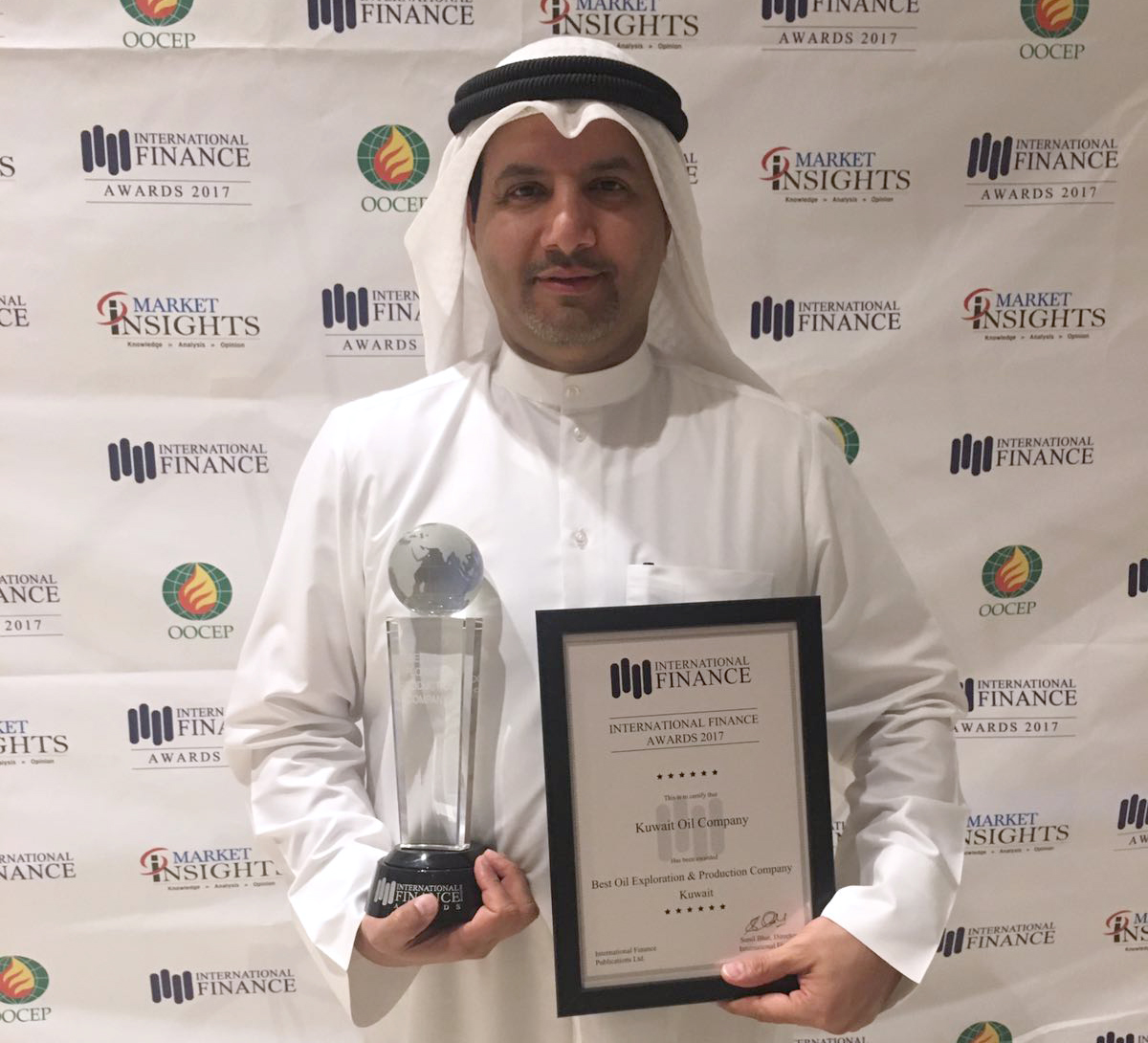 مدير مجموعة العلاقات العامة والإعلام في شركة نفط الكويت  محمد البصري بعد تسلم الجائزة
