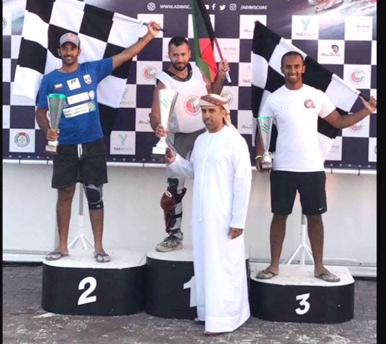 بطل العالم الكويتي يوسف العبدالرزاق الذي احرز كأس المركز الاول في فئة (جي بي 1)
