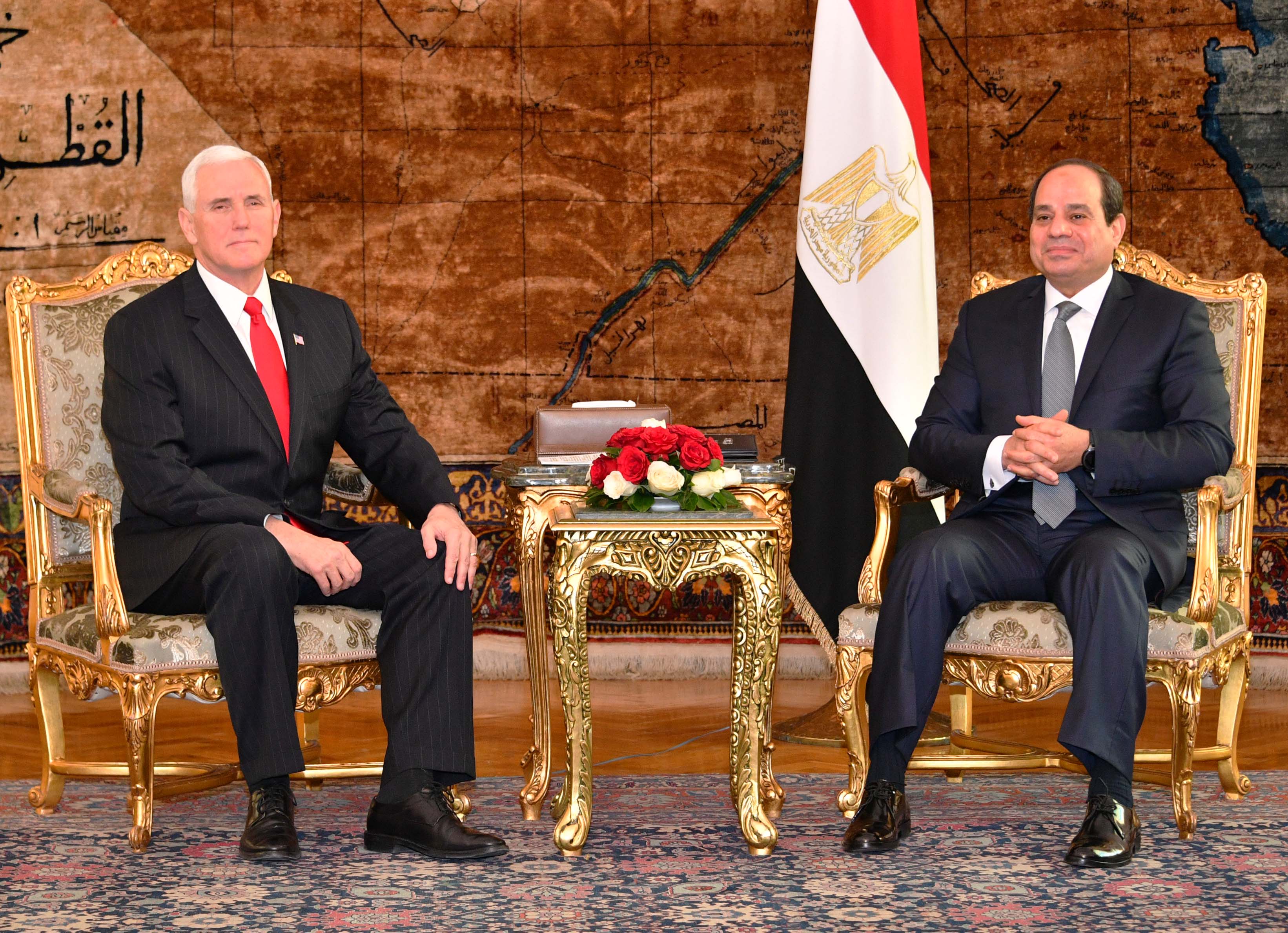الرئيس المصري عبدالفتاح السيسي خلال استقبال نائب الرئيس الأمريكي مايك بنس