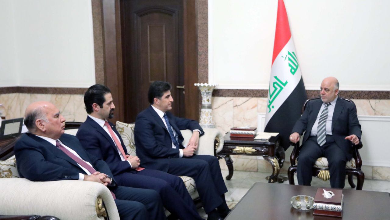 رئيس الوزراء العراقي حيدر العبادي خلال لقائه رئيس حكومة اقليم كردستان العراق نيجيرفان بارزاني