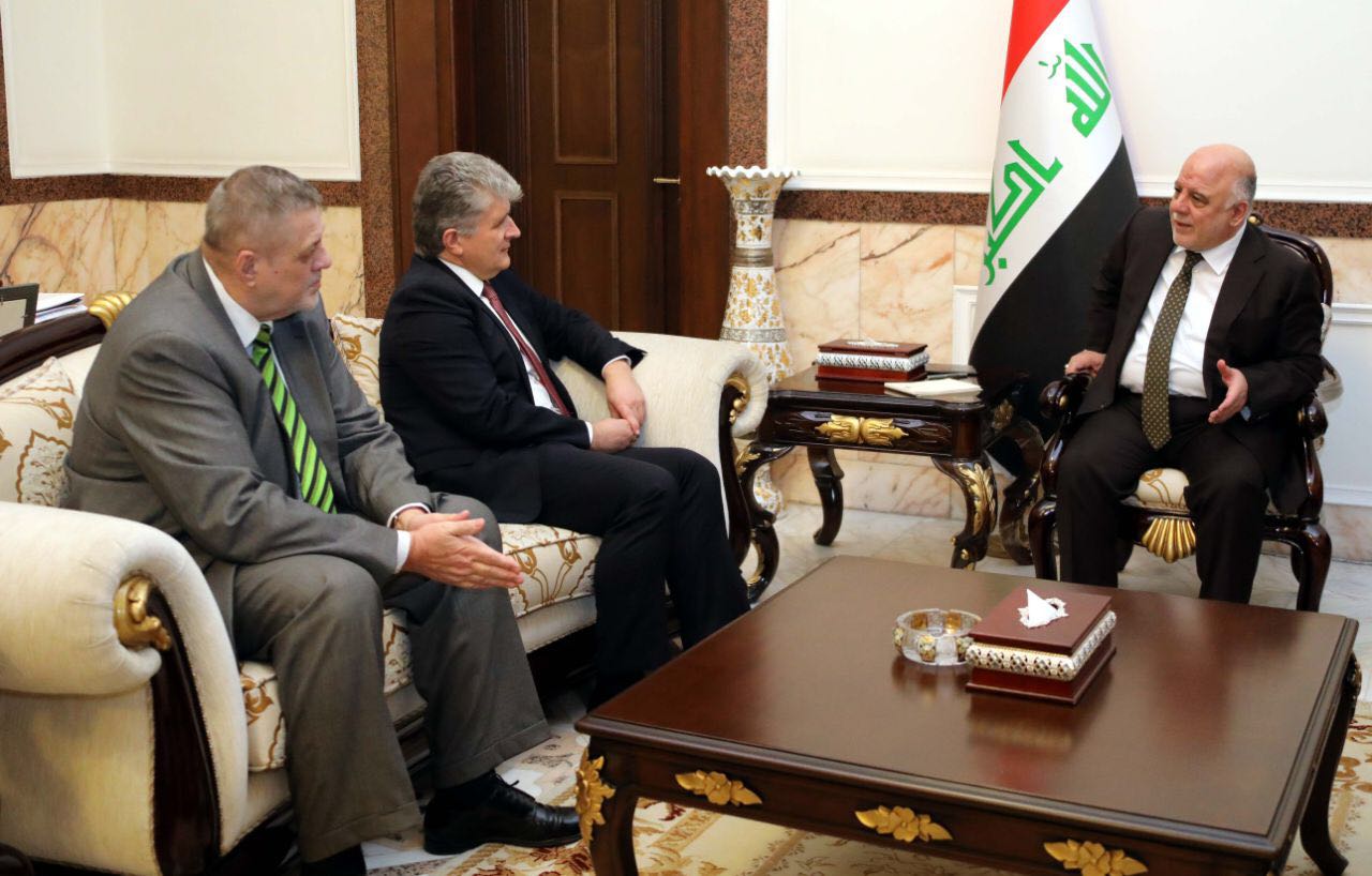 مساعد الامين العام للامم المتحدة للشؤون السياسية ميروسلاف ينتشا خلال اجتماع عقده في بغداد مع رئيس الوزراء العراقي حيدر العبادي