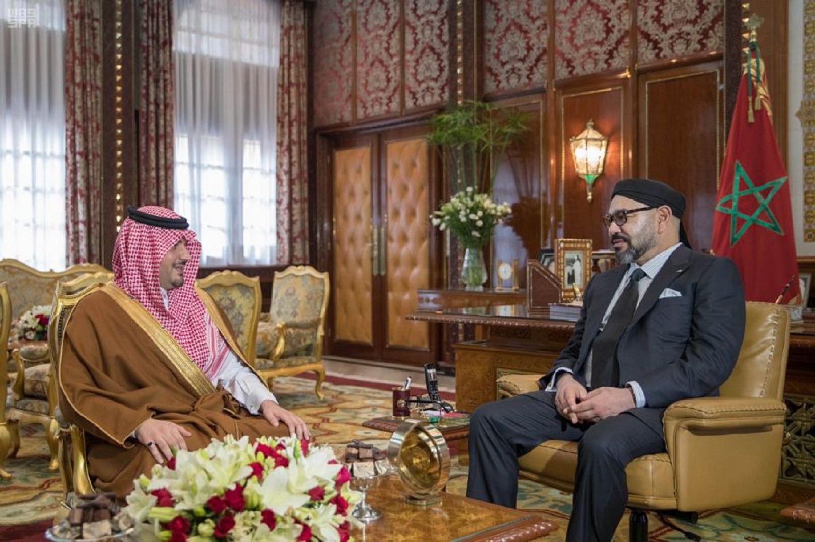 العاهل المغربي الملك محمد السادس مع وزير الداخلية السعودي الأمير عبدالعزيز بن سعود