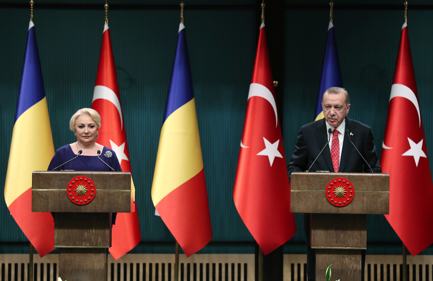 الرئيس التركي رجب طيب اردوغان مع رئيسة وزراء رومانيا فيوريكا دانسيلا خلال المؤتمر الصحفي
