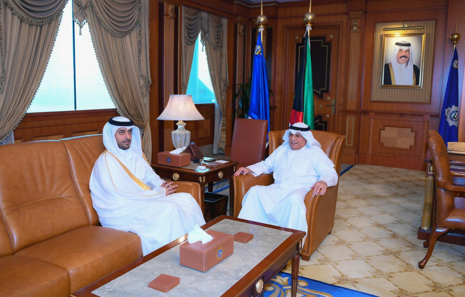 كونا وزير الداخلية الكويتي يلتقي سفير قطر لدى البلاد والسفير