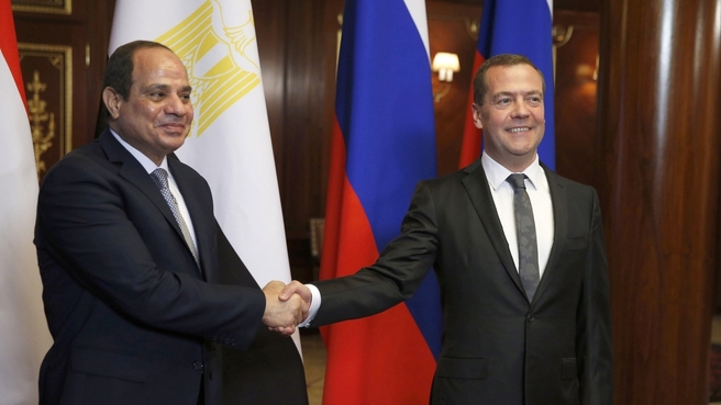 الرئيس المصري عبد الفتاح السيسي يجتمع مع رئيس الحكومة الروسية دميتري ميدفيديف