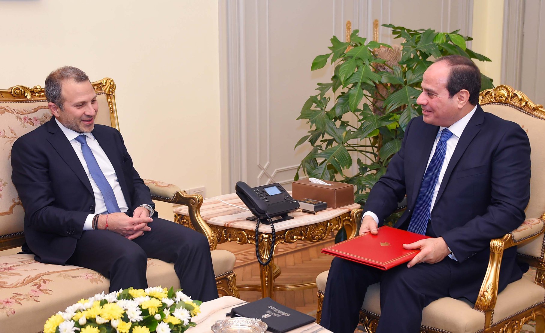 الرئيس المصري يتسلم دعوة من نظيره اللبناني لحضور قمة بيروت الاقتصادية