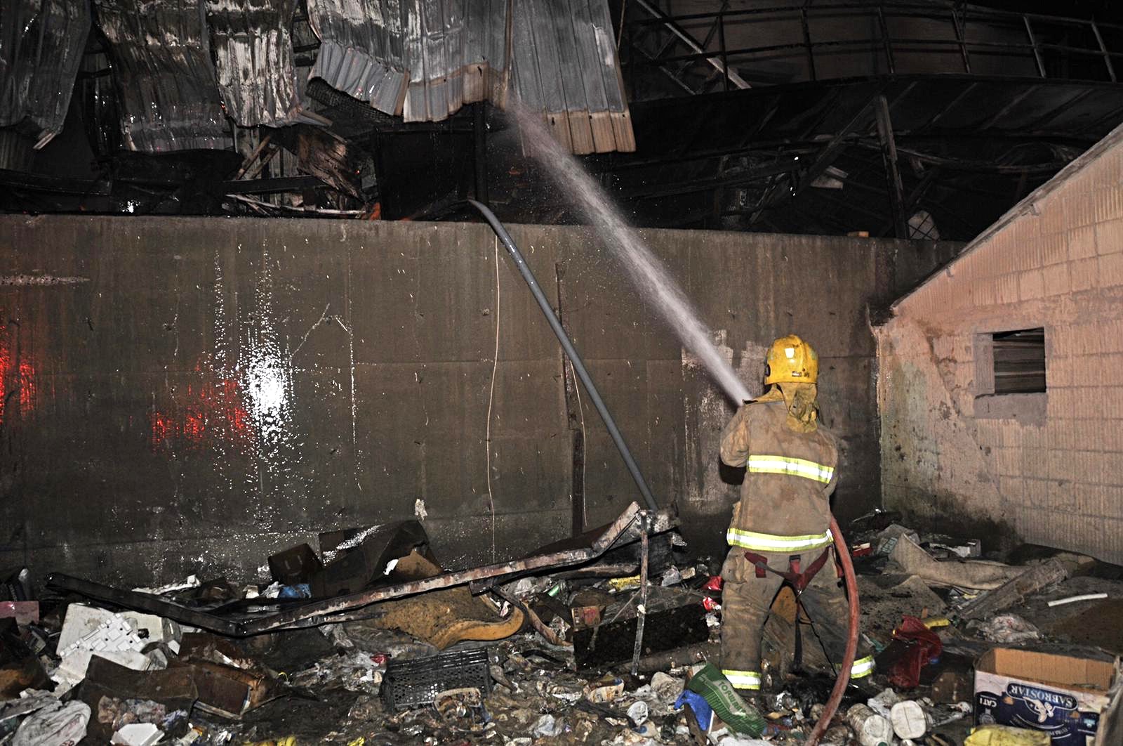 رجال الإطفاء يسيطرون على حريق شاليهات في مصنع للاسمنت بالصليبية الصناعية