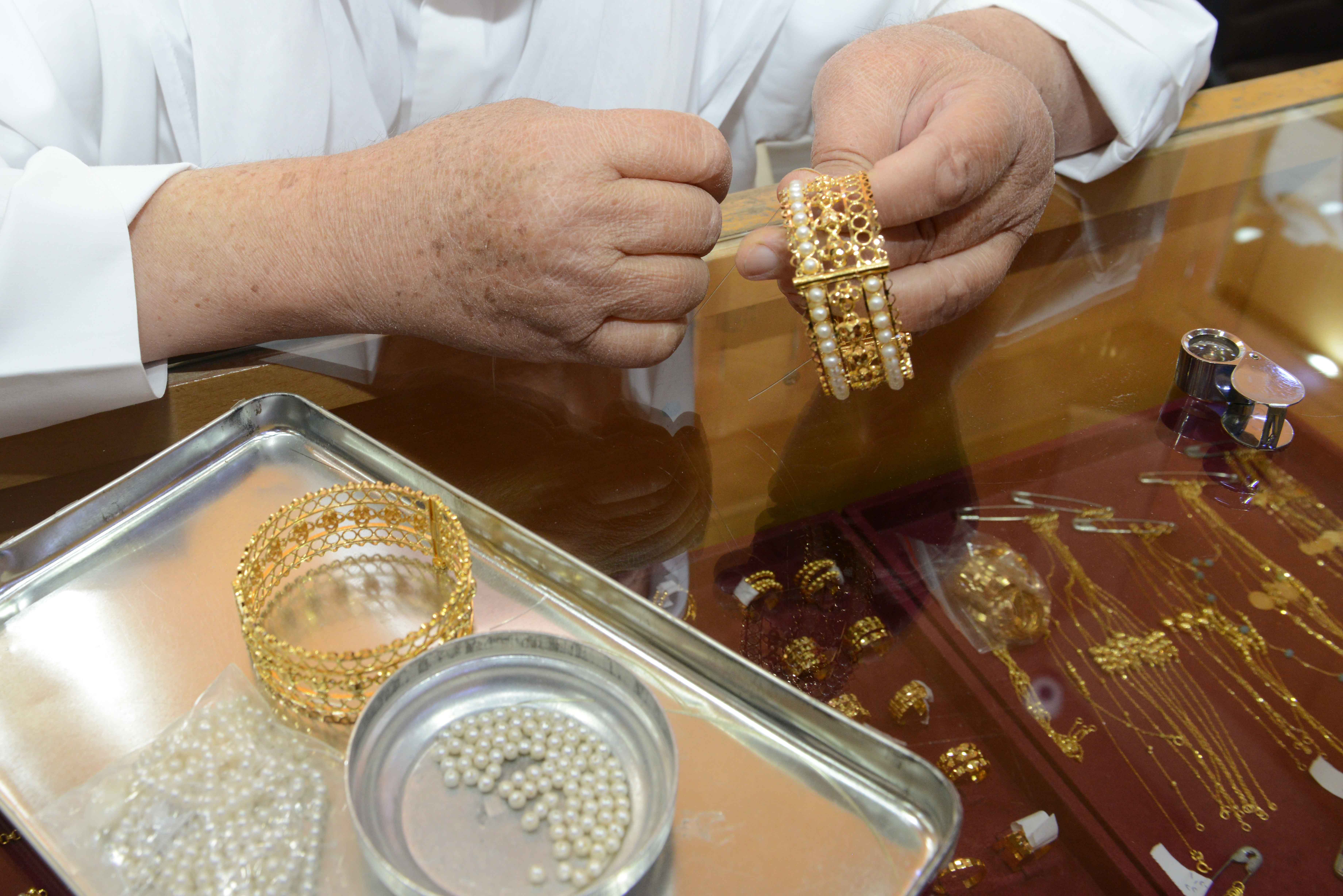 كونا صياغة الذهب حرفة قديمة وفن أجادته أسر كويتية قديما وحديثا عام 07 10 2018