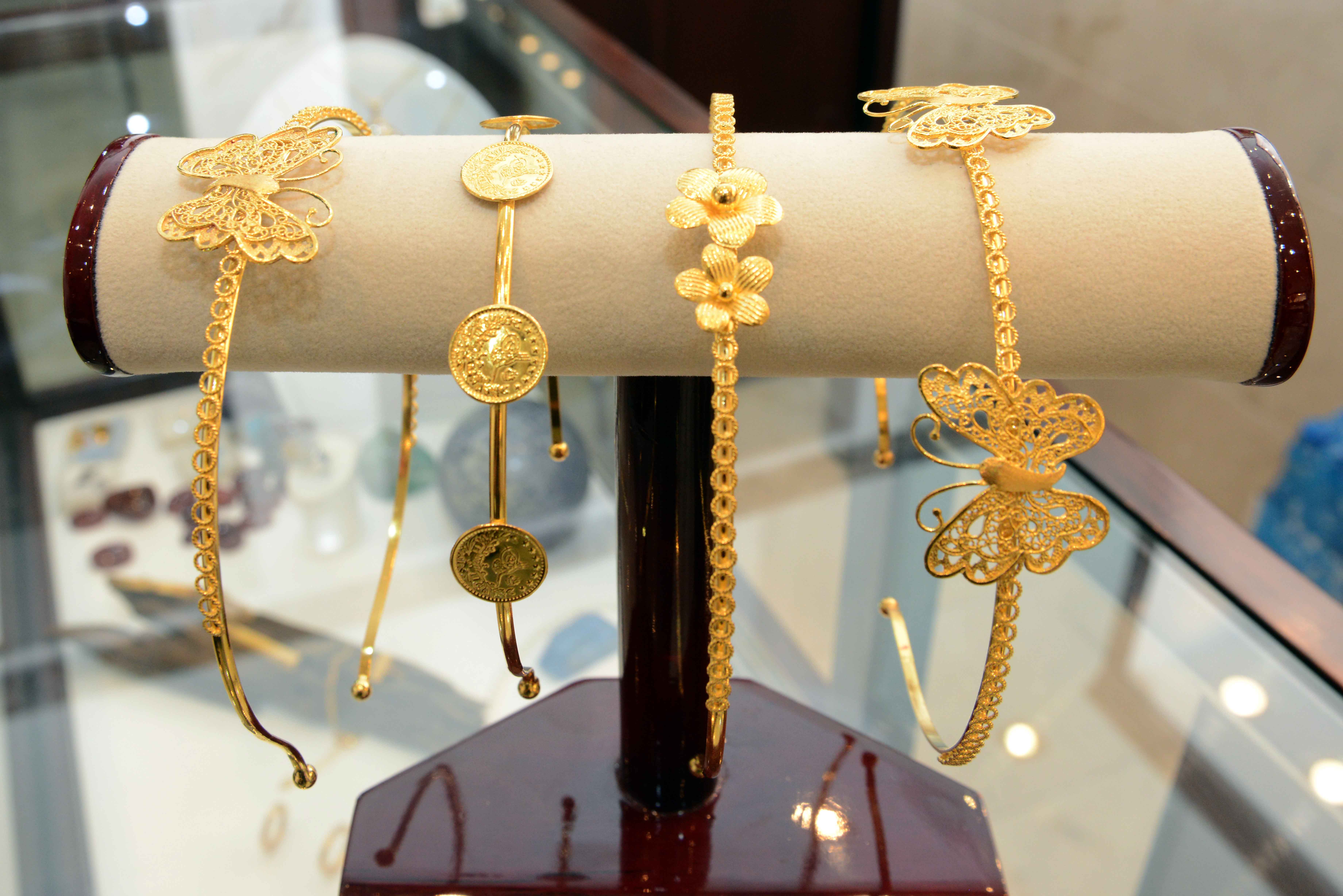 Des couronnes en or exposées par un bijoutier koweïtien