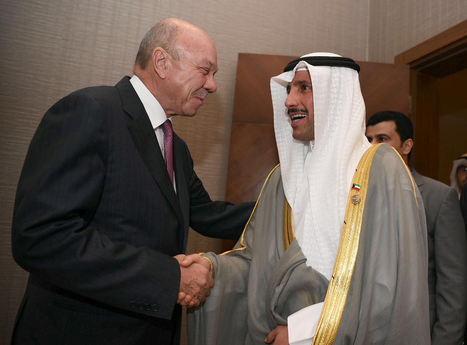 رئيس مجلس الأمة مرزوق الغانم خلال لقائه مع رئيس مجلس الأعيان الأردني فيصل الفايز