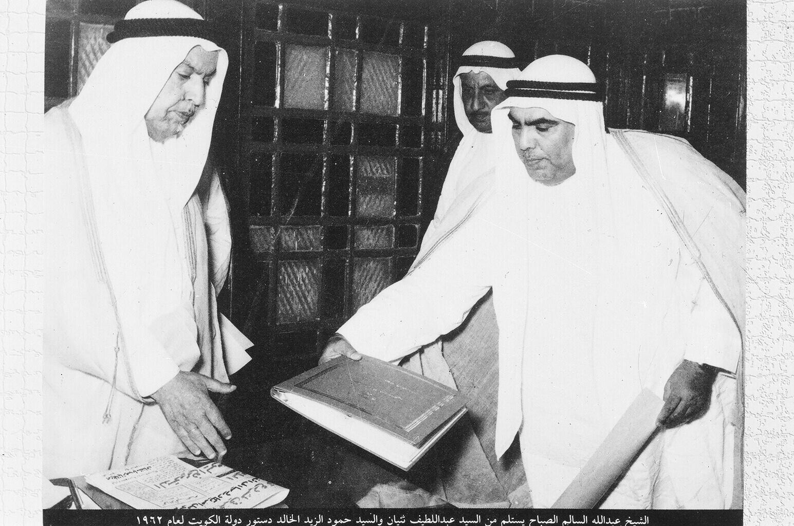 Le défunt Emir du Koweït Cheikh Abdallah Al-Salem Al-Sabah recevant la Constitution koweïtienne de 1962.