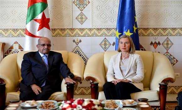 La haute représentante de l'Union européenne, Federica Mogherini, et ministre algérien des Affaires étrangères, Abdelkader Messahel.