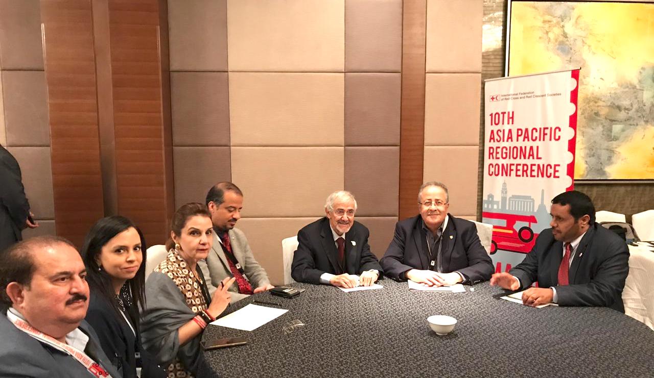 Le président de la Société koweïtienne du Croissant-Rouge, Hilal Al-Sayer, lors d'une réunion consultative avec les représentants du Groupe arabe