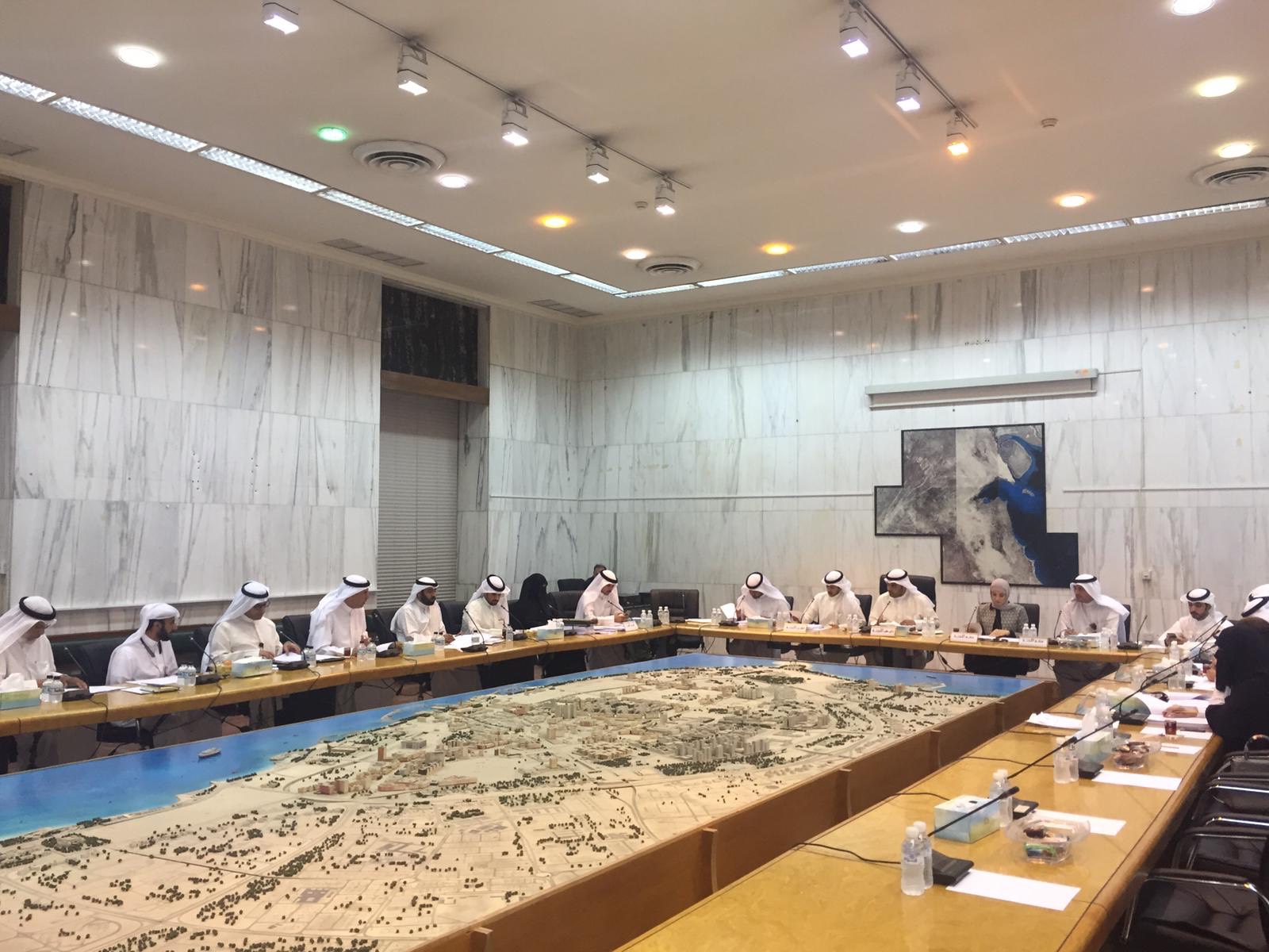 اللجنة الفنية في المجلس البلدي الكويتي خلال اجتماعها اليوم