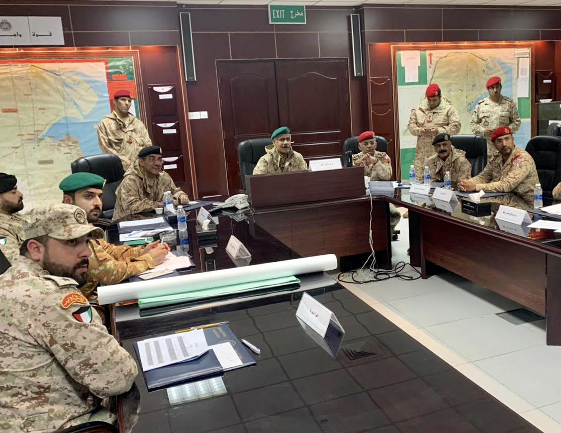 رئيس الأركان العامة للجيش الكويتي الفريق الركن محمد الخضر خلال زيارة تفقدية إلى مركز عمليات قوة الواجب (غيث)