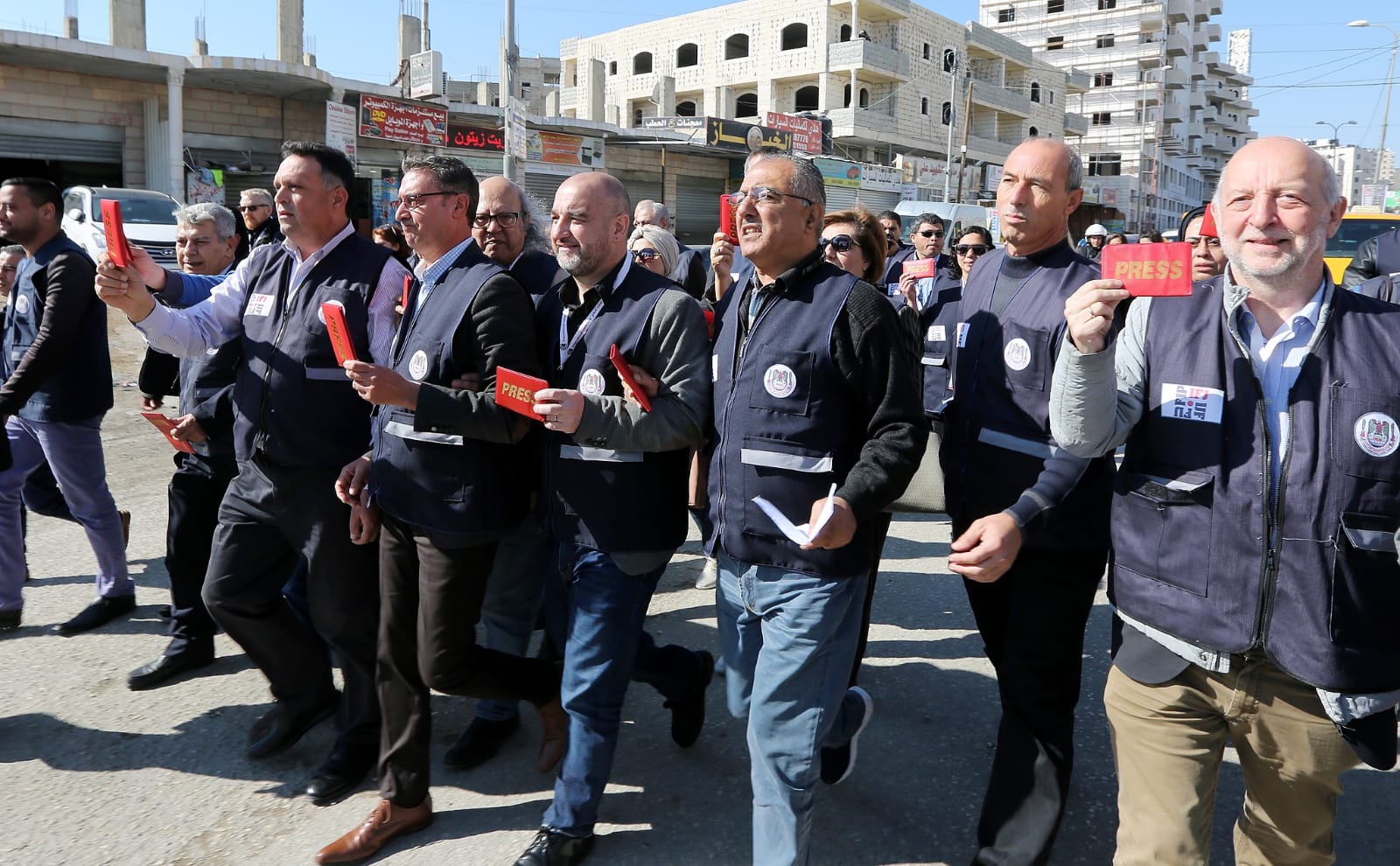 مسيرة دولية للصحفيين على حاجز قلنديا تطالب بحرية الحركة للصحفيين الفلسطينيين