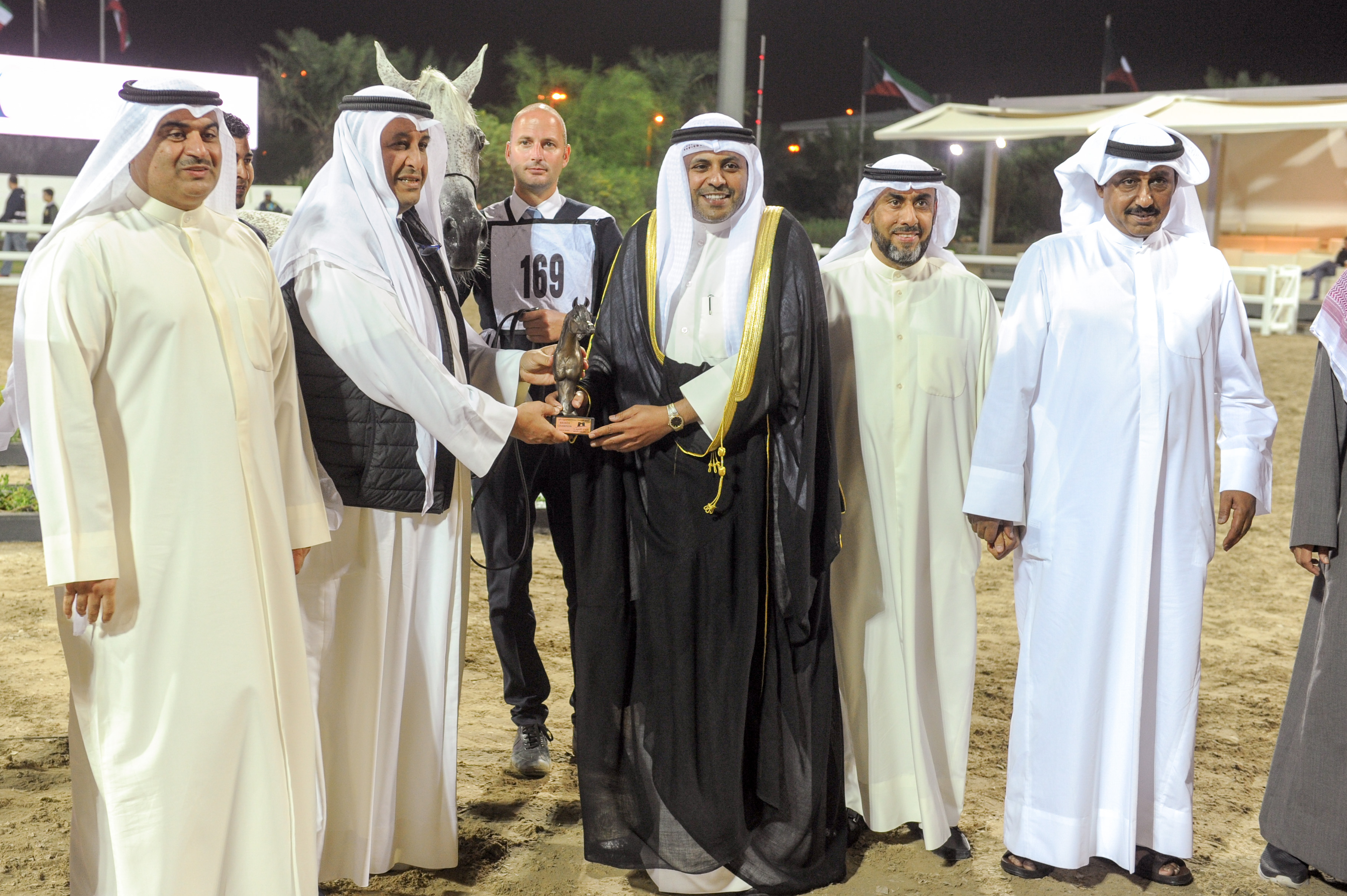 Minister of Information and Minister of State for Youth Affairs Mohammad Al-Jabri honors the Champions