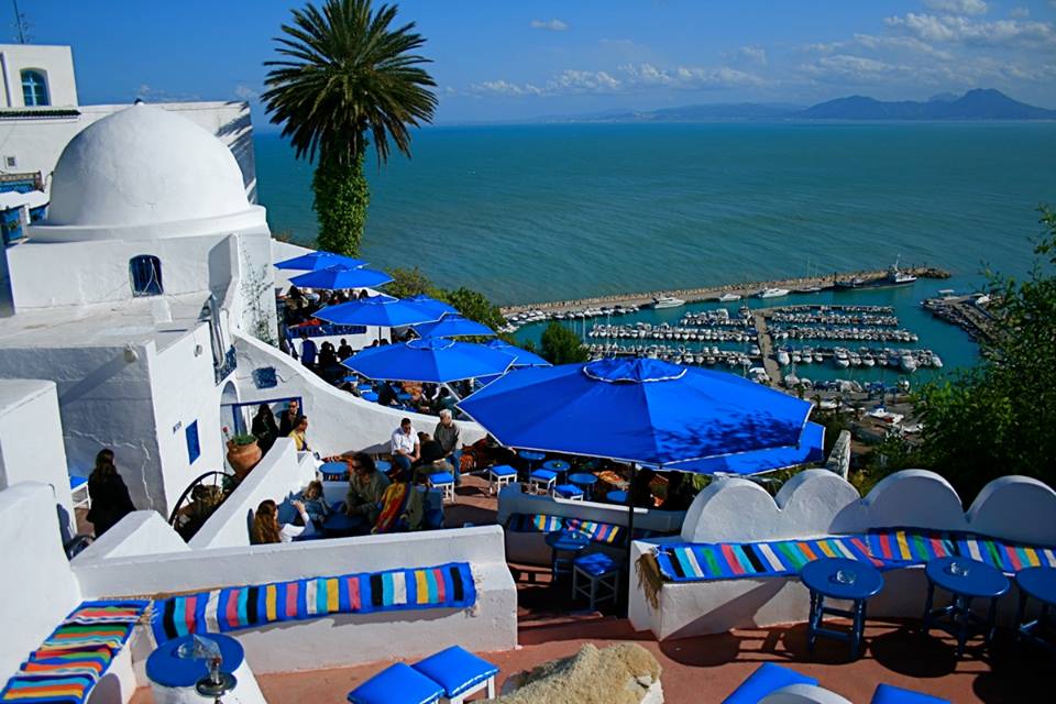 مقهى مطل على البحر الأبيض المتوسط في سيدي بوسعيد