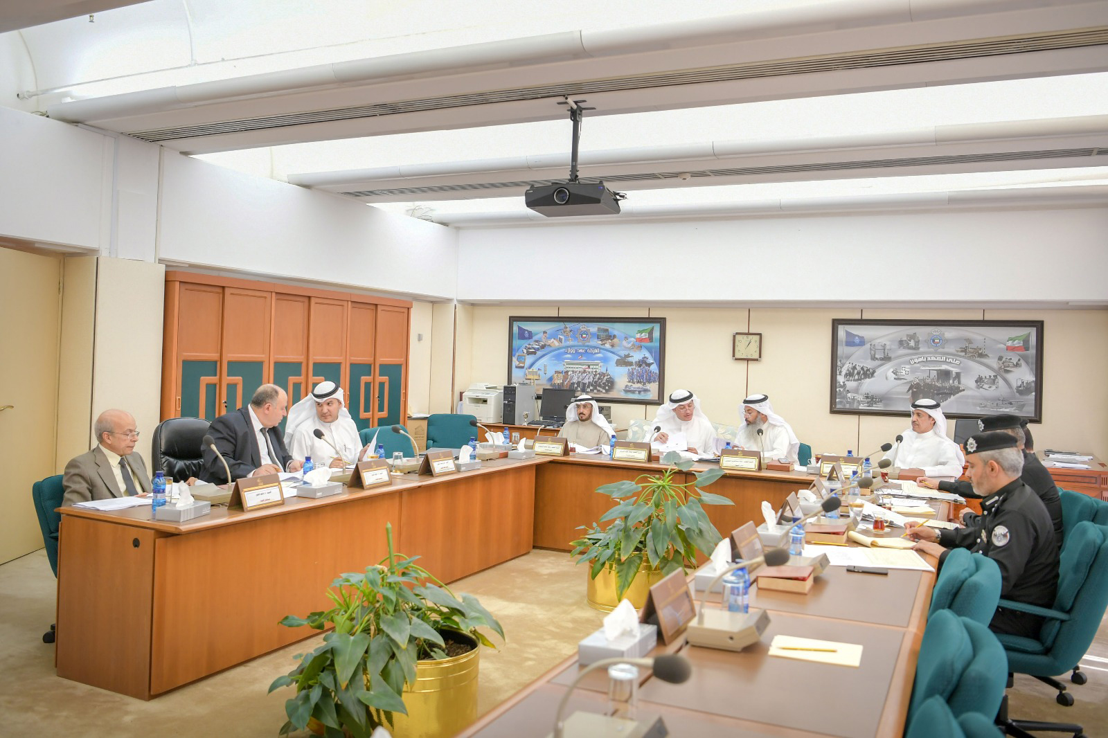 جانب من اجتماع لجنة الشؤون الداخلية والدفاع البرلمانية الكويتية