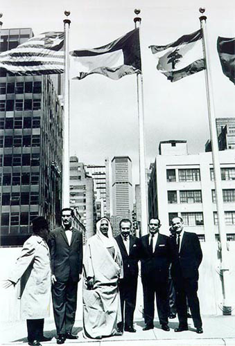 سمو امير البلاد حين كان سموه وزيرا للخارجية بعد رفع علم الكويت امام مبنى منظمة الأمم المتحدة في 14 مايو 1963