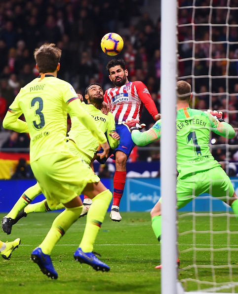 مهاجم نادي  اتلتيكو مدريد دييغو كوستا يسجل هدف فريقه في مرمى برشلونة