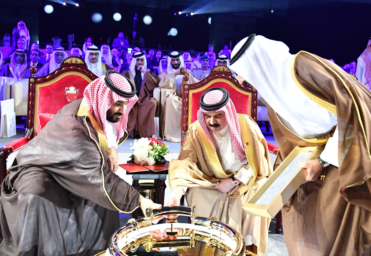 العاهل البحريني الملك حمد بن عيسى وولي العهد السعودي الأمير محمد بن سلمان خلال تدشين خط أنابيب النفط الجديد