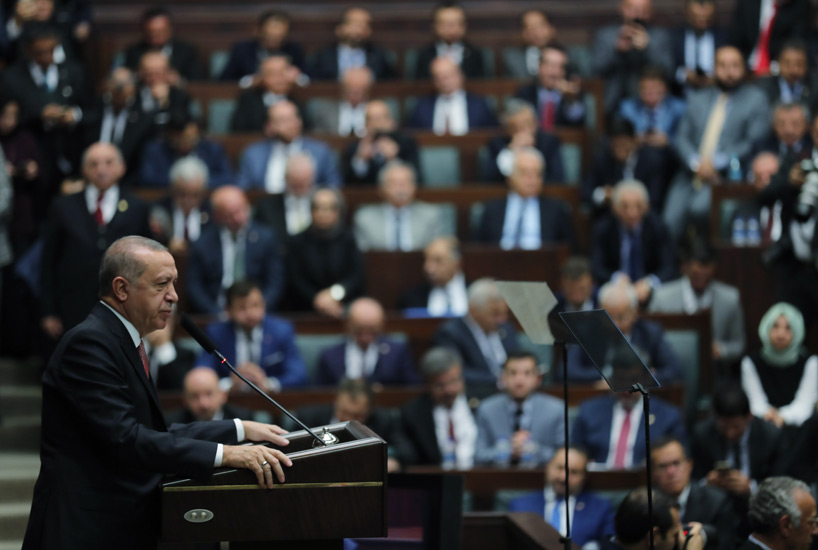 الرئيس التركي رجب طيب اردوغان يلقي كلمة أمام الكتلة البرلمانية لحزب العدالة والتنمية الحاكم بالبرلمان التركي