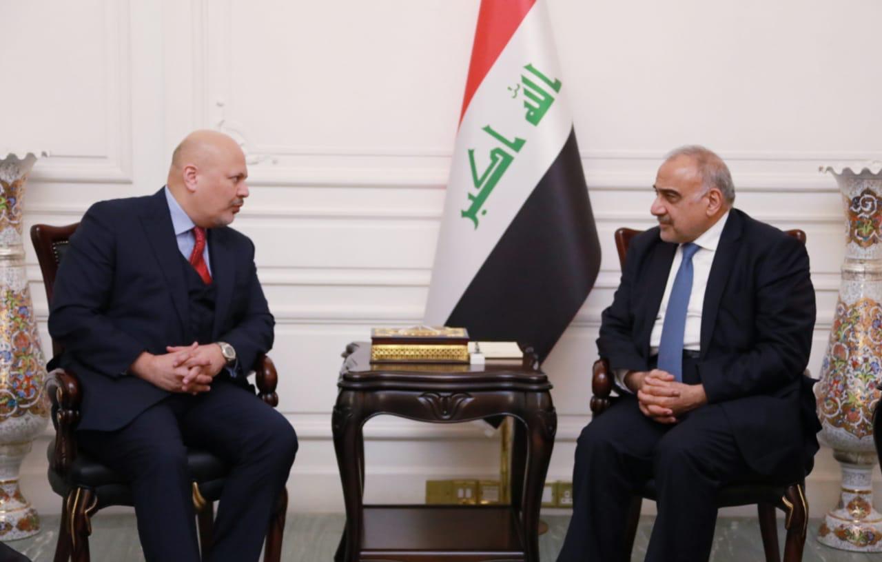 رئيس الوزراء العراقي اثناء لقاء المستشار الخاص للامين العام للامم المتحدة ورئيس فريق التحقيق في جرائم داعش