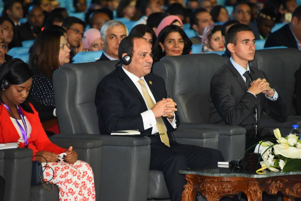 الرئيس المصري عبد الفتاح السيسي خلال جلسة أجندة التنمية في أفريقيا بمنتدى شباب العالم المنعقد حاليا بمدينة شرم الشيخ