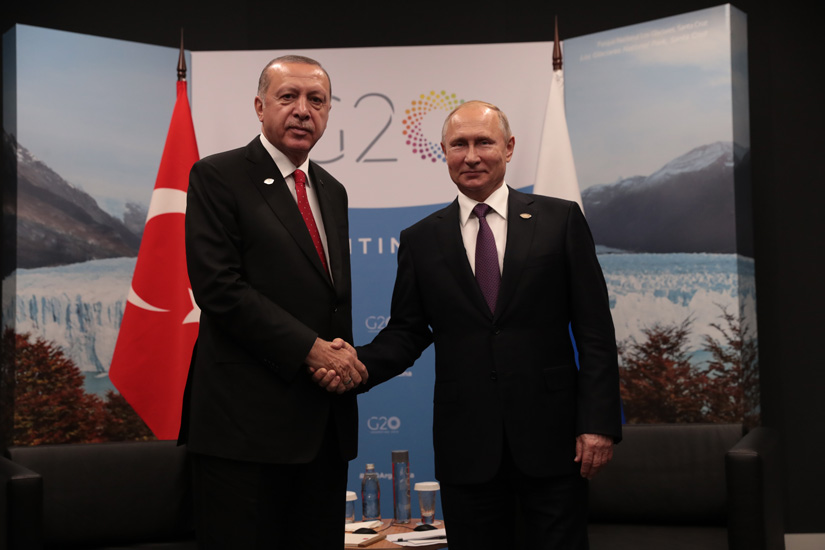 الرئيس التركي رجب طيب اردوغان مع نظيره الروسي فلاديمير بوتين خلال الاجتماع على هامش قمة مجموعة العشرين (جي 20) في الأرجنتين