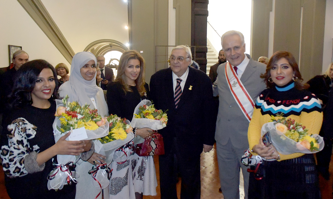 Spouse of the Kuwaiti Ambassador, Dr. Sara Al-Rugayyan with Kuwaiti female painters