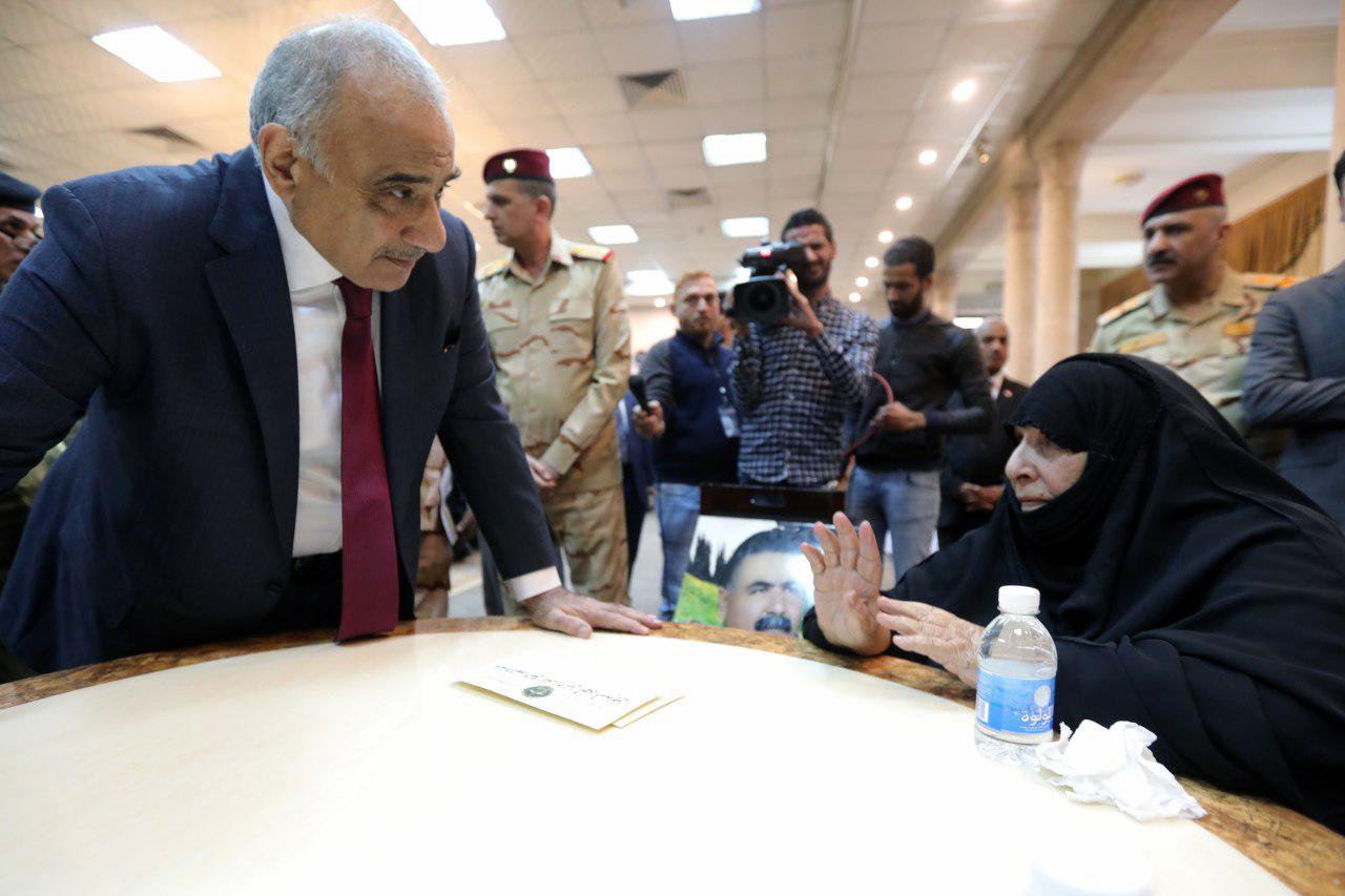 رئيس الوزراء العراقي عادل عبد المهدي مع ذوي ضحايا الارهاب في بغداد