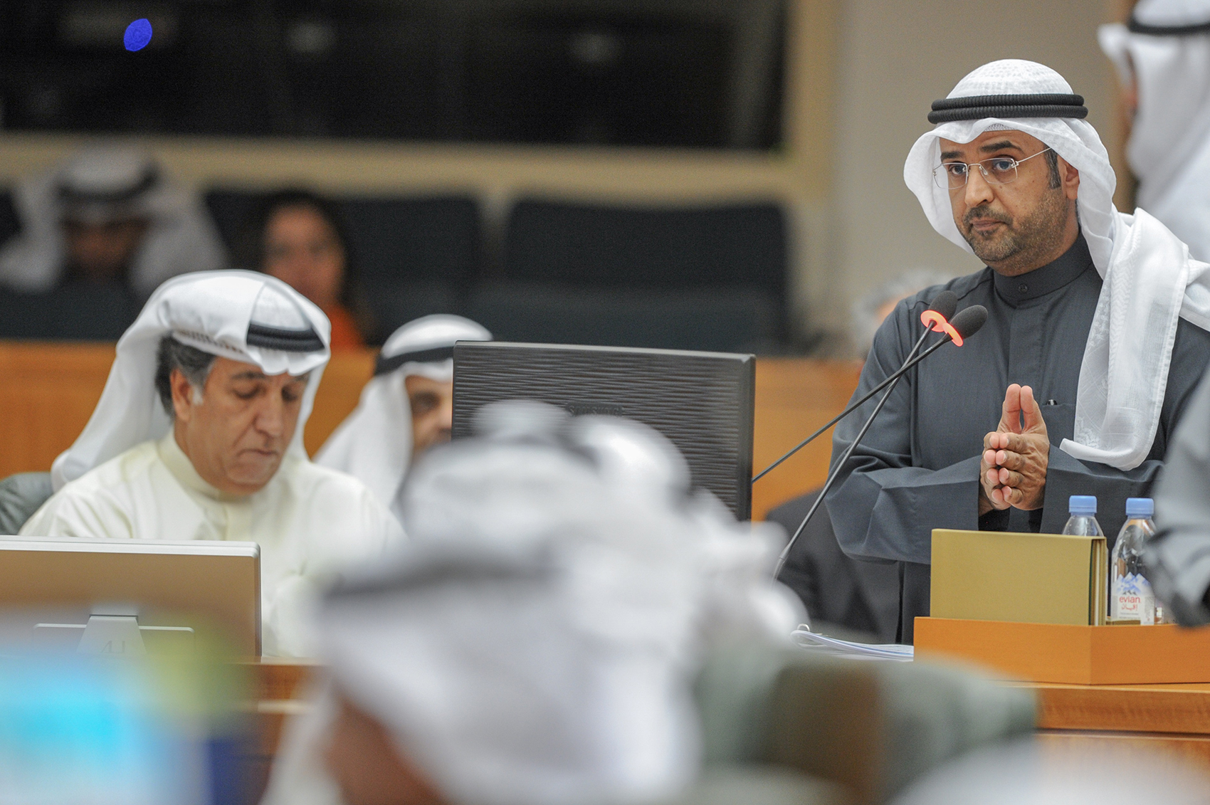 وزير المالية الدكتور نايف فلاح الحجرف خلال مناقشة قانون التقاعد المبكر خلال جلسة مجلس الامة