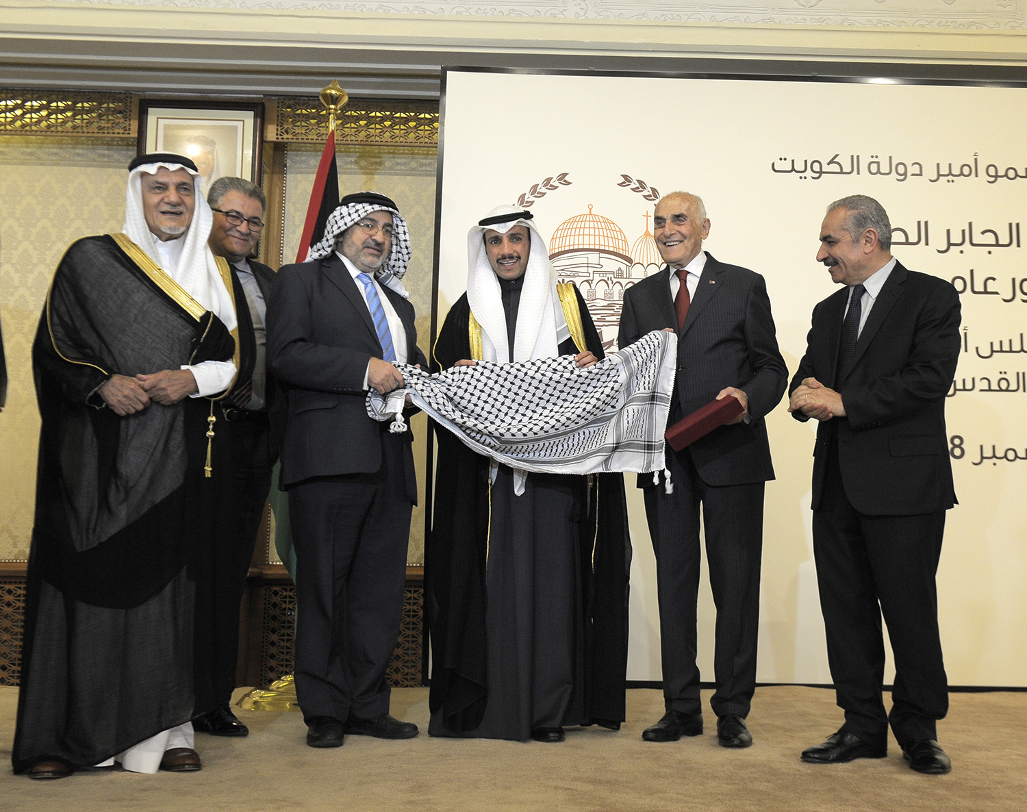 رئيس مجلس الامة الكويتي مرزوق علي الغانم اثناء تكريمه من رئيس وأعضاء المجلس