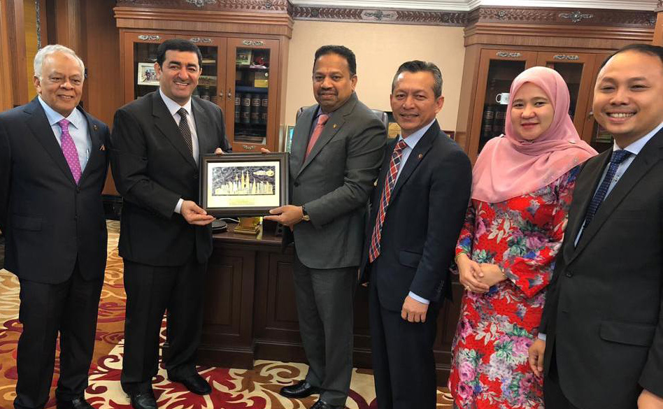 جانب من اجتماع العسعوسي مع رئيس وأعضاء مجلس الشيوخ الماليزي