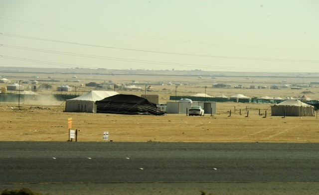 الكويتيون يقيمون المخيمات في البر مع دخول فصل الشتاء