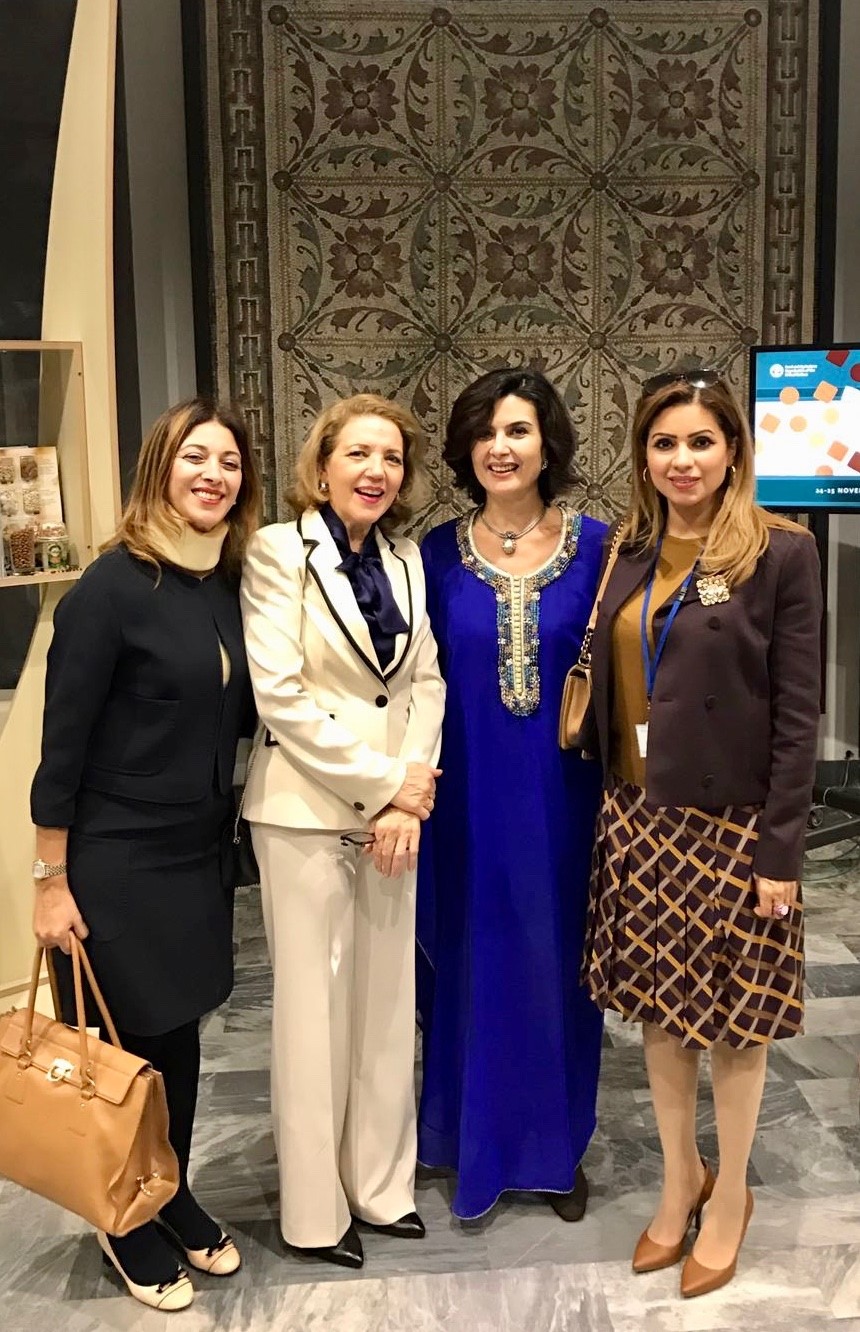 حرم سفير الكويت لدى ايطاليا الدكتوره سارة الركيان مع عضوات رابطة سيدات الأمم المتحدة في سوق "بازار العطلات" الخيري بمقر منظمة الأغذية والزراعة للأمم المتحدة (فاو)