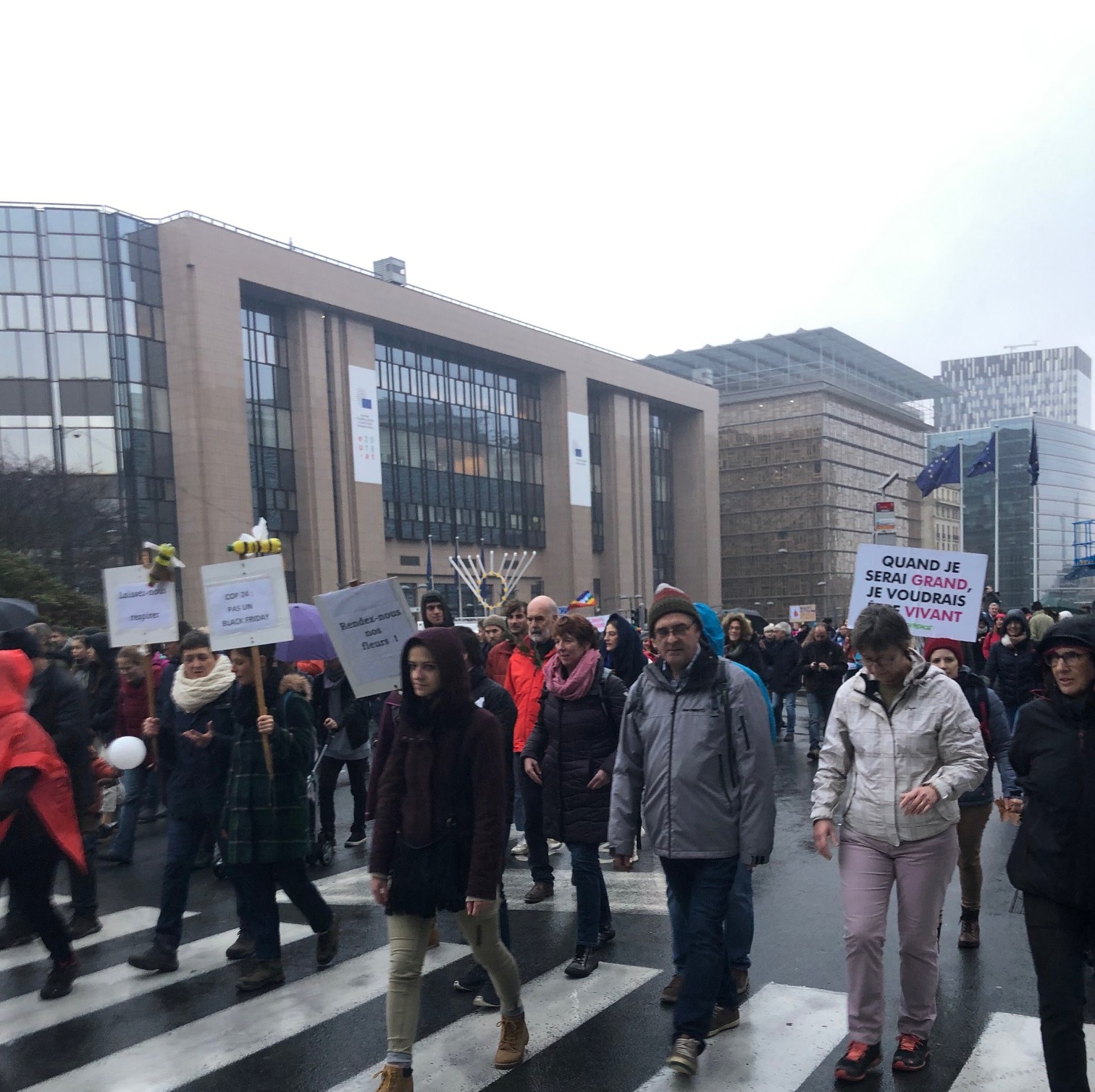 آلاف الاشخاص يشاركون بمسيرة مناهضة لتغير المناخ في بروكسل