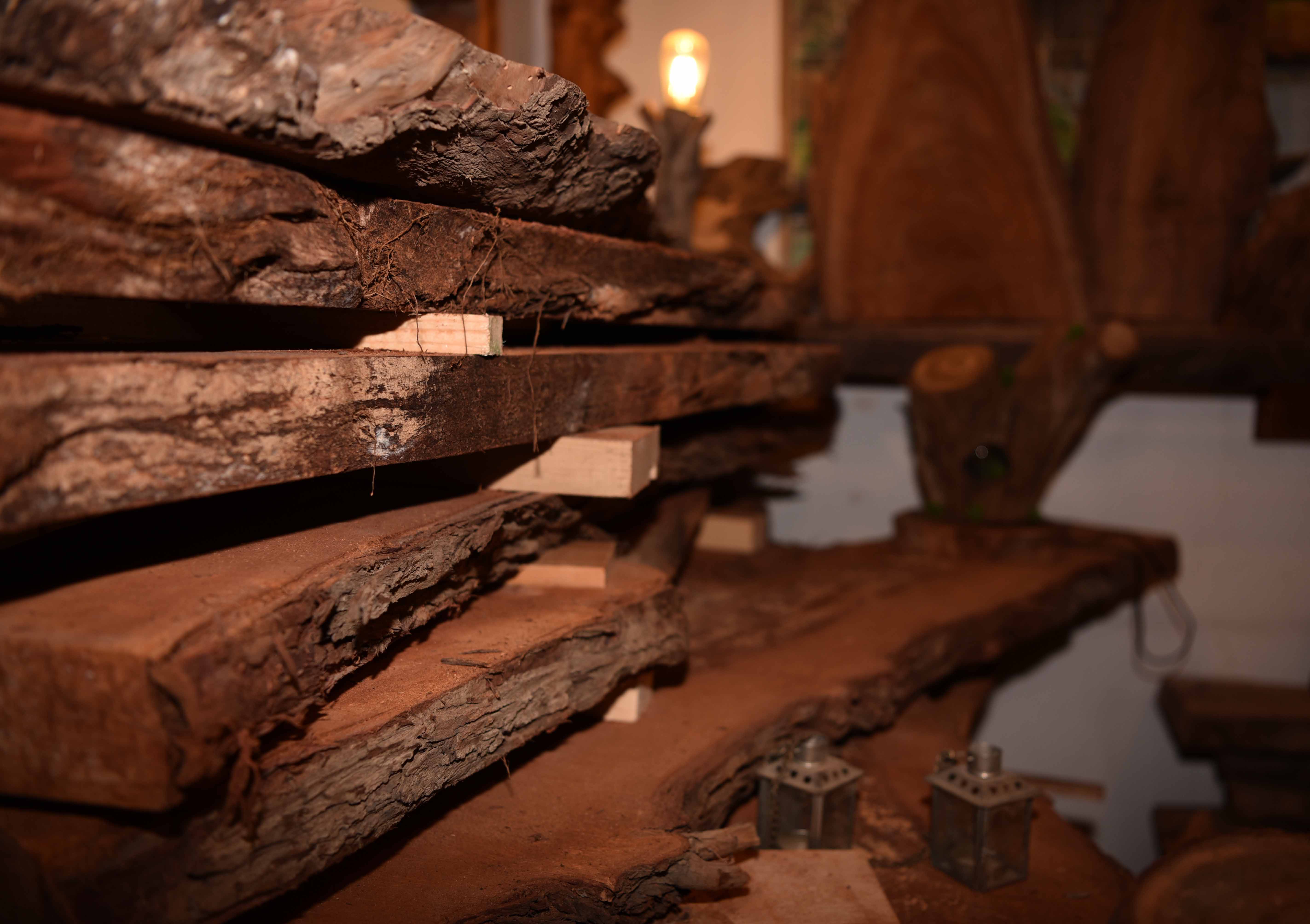Des plaques de bois locaux, de saule et de cèdre, qui seront transformées en objets d'art