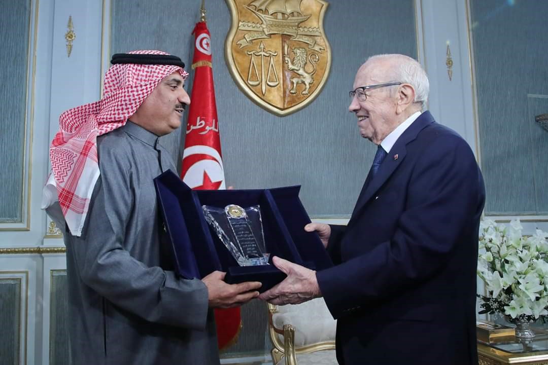 الرئيس التونسي الباجي قائد السبسي خلال استقبال المدير العام للمنظمة العربية للتربية والثقافة والعلوم (الكسو) الدكتور سعود الحربي