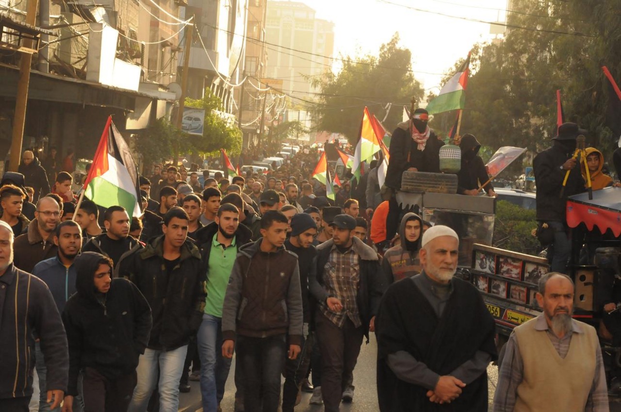 الفلسطينييون يخرجون بمسيرات حاشدة بغزة رفضا لمشروع القرار الامريكي في الامم المتحدة