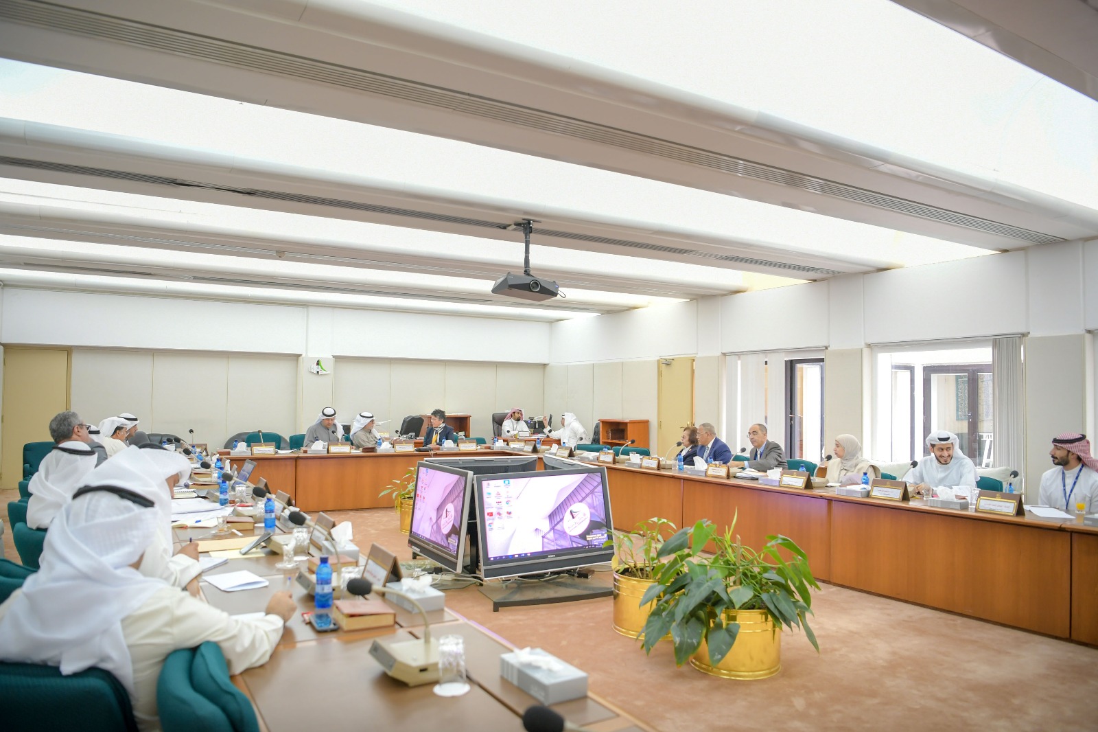 لجنة الشؤون المالية والاقتصادية البرلمانية خلال اجتماعها