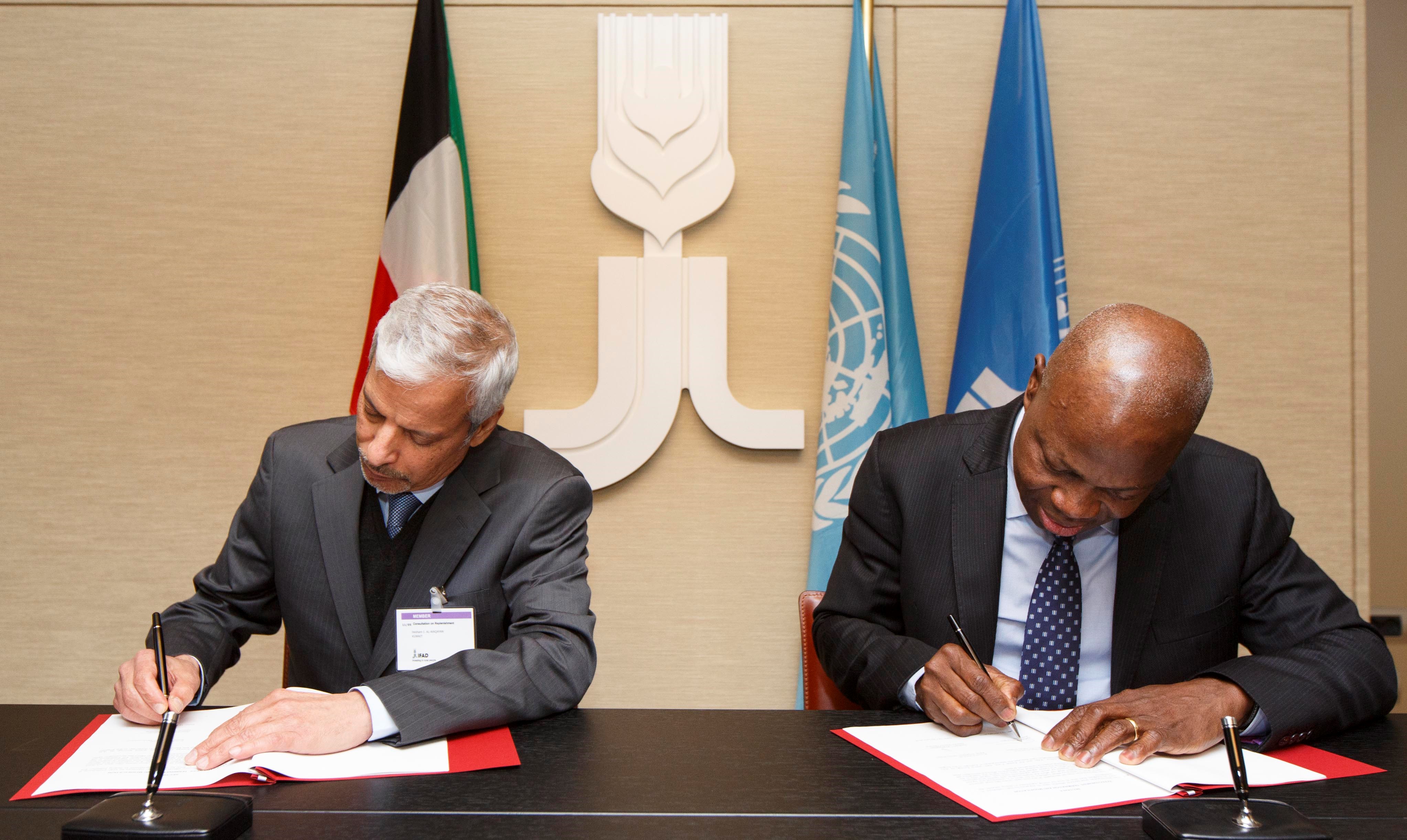 نائب المدير العام للصندوق الكويتي هشام الوقيان مع رئيس الصندوق الدولي للتنمية الريفية (ايفاد) جيلبيرت فوسون أنغبو اثناء توقيع الاتفاقية