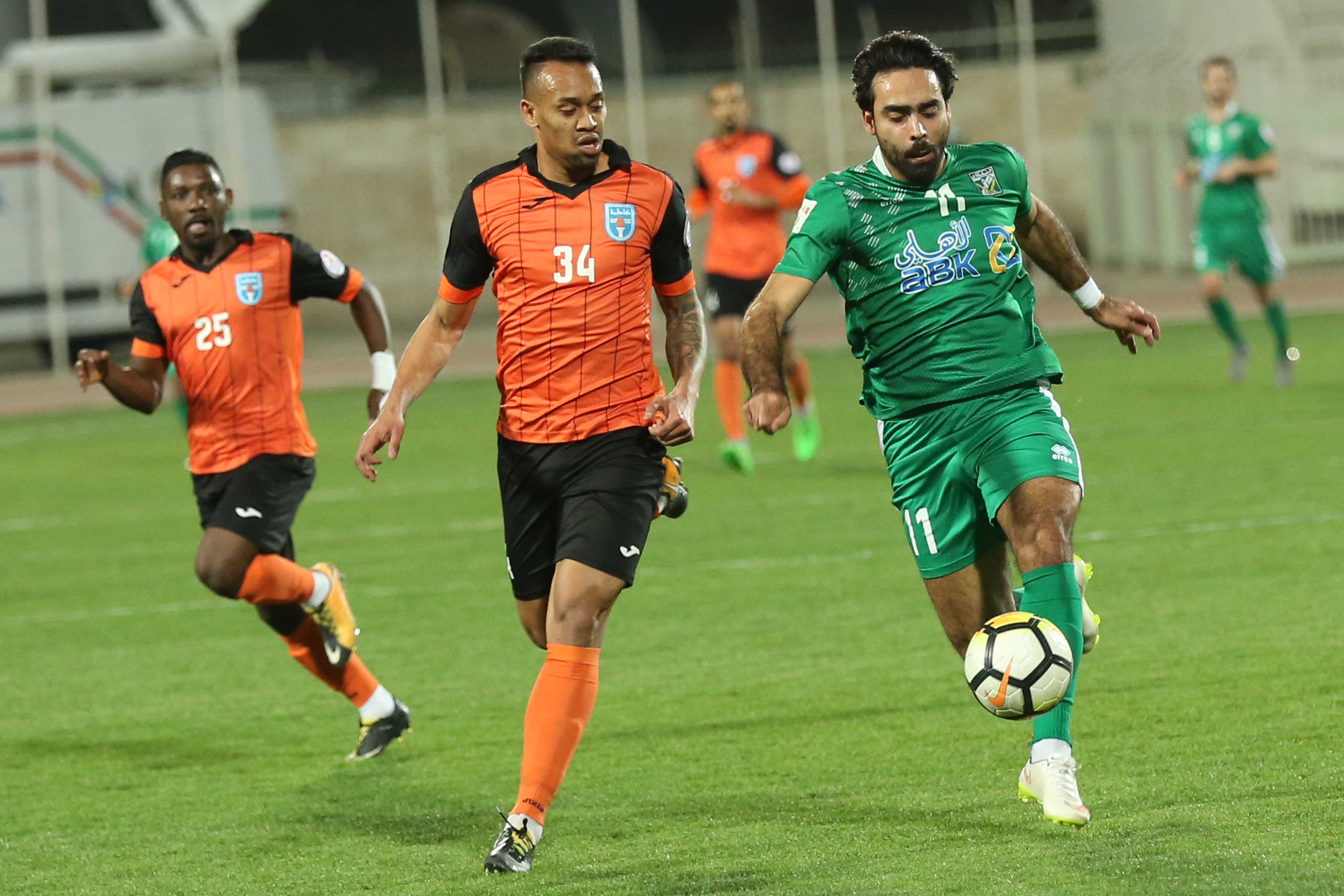 جانب من مباراة فريقا كاظمة والعربي ضمن مباريات الجولة العاشرة لدوري (فيفا) لكرة القدم