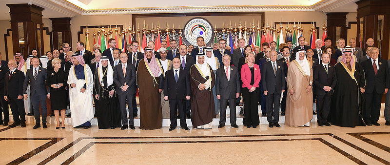 صورة جماعية للمشاركين بمؤتمر الكويت الدولي لإعادة إعمار العراق